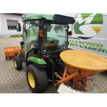 John Deere 2026R Kommunaltraktor mit Kabine, Schneeschild & Streuer – 48 Bh