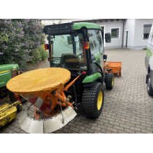 John Deere 2026R Kommunaltraktor mit Kabine, Schneeschild & Streuer – 48 Bh