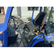 ISEKI TXG 237 Kommunaltraktor mit Räumschild und Kehrbesen